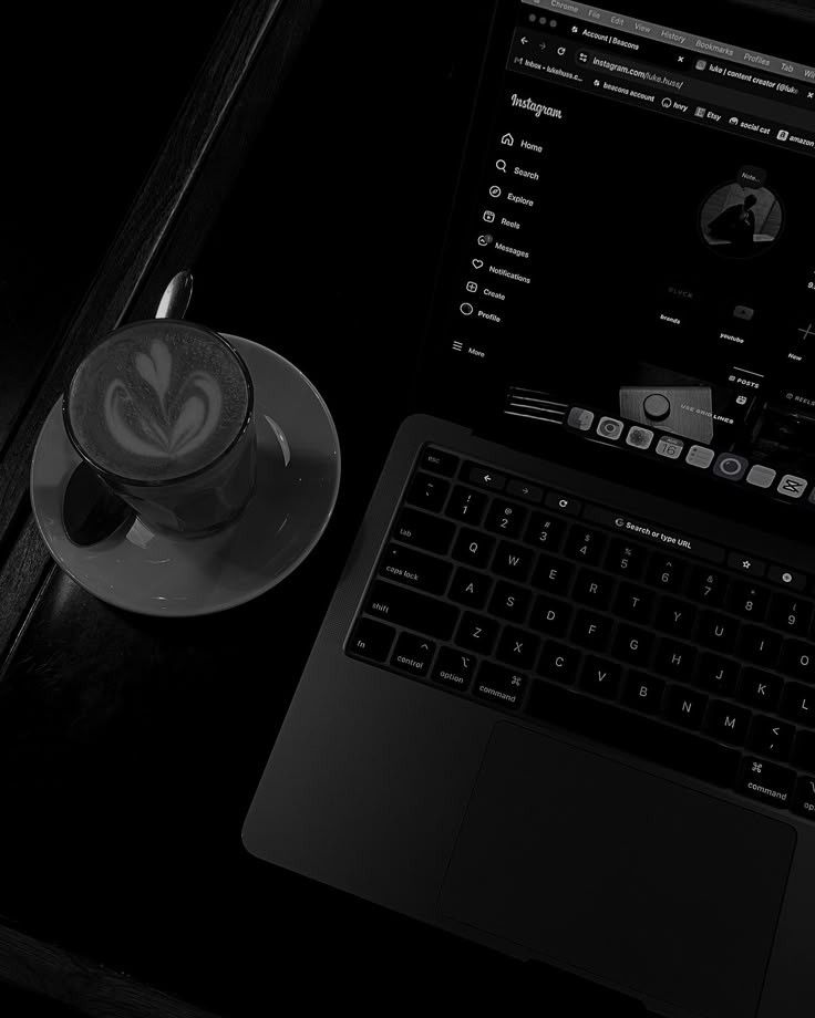 Ноутбук с открытым интерфейсом сайта и чашка кофе — процесс разработки
